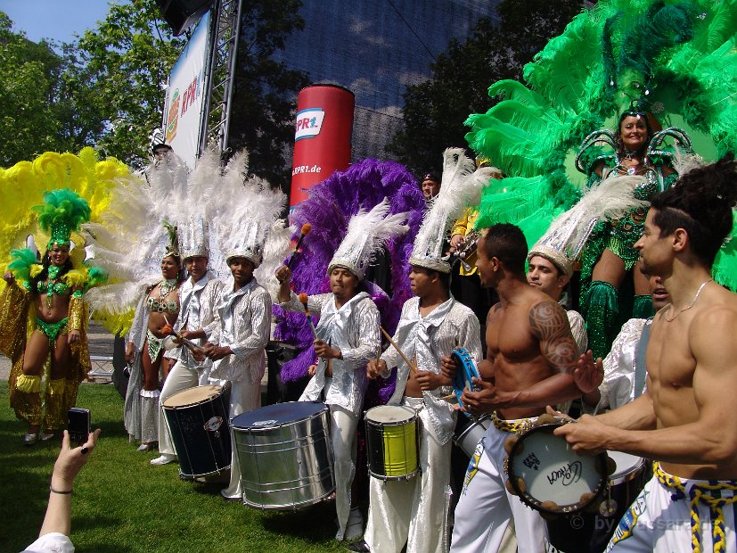 Samba, Percussion, Trommler, Batucada, Samba-Umzug in der Landeshauptstadt Wiesbaden auf dem Wilhelmstraßenfest. 30